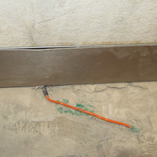 Virtually the whole connector has been pulled into the perimeter wall, where there is no reliable heat dissipation. The second mistake is the bending of the heating cable immediately after the connector – heating and the different expansion of materials in the bend create cyclic mechanical stress on the joint, which can lead to its interruption Virtually the whole connector has been pulled into the perimeter wall, where there is no reliable heat dissipation. The second mistake is the bending of the heating cable immediately after the connector – heating and the different expansion of materials in the bend create cyclic mechanical stress on the joint, which can lead to its interruption