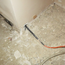 The connector has been pulled into the gooseneck at the side of the cold lead. Pulling the cable into the connector itself creates unwanted mechanical stress on the connection, and the subsequent steep bend in the wall upwards into the wiring box led to a complete break in the cable at the connection point The connector has been pulled into the gooseneck at the side of the cold lead. Pulling the cable into the connector itself creates unwanted mechanical stress on the connection, and the subsequent steep bend in the wall upwards into the wiring box led to a complete break in the cable at the connection point