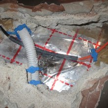 Another example of incorrect laying – the gooseneck has been placed across the connector, which prevented the sufficient flow of concrete over the connector and resulted in point overheating of the connector. Also, the cable is bent immediately after the connector Another example of incorrect laying – the gooseneck has been placed across the connector, which prevented the sufficient flow of concrete over the connector and resulted in point overheating of the connector. Also, the cable is bent immediately after the connector