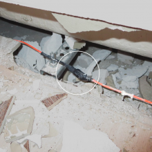 Přerušení topného kabelu bylo opraveno pomocí lámací svorkovnice, zaizolované černou elektroizolační PVC páskou. Jak dokazuje několik vrstev lepící pásky, dotyčný opravu rozhodně nechtěl podcenit… Přerušení topného kabelu bylo opraveno pomocí lámací svorkovnice, zaizolované černou elektroizolační PVC páskou. Jak dokazuje několik vrstev lepící pásky, dotyčný opravu rozhodně nechtěl podcenit…