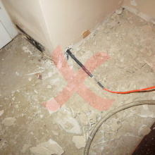 Topný kabel byl za připojovací vodič vtažen téměř do poloviny spojky do husího krku. Už samotné tahání za kabel způsobuje velké mechanické namáhání spoje, příkrý ohyb spojky ve stěně směrem nahoru do instalační krabice vedl k úplnému přerušení spoje Topný kabel byl za připojovací vodič vtažen téměř do poloviny spojky do husího krku. Už samotné tahání za kabel způsobuje velké mechanické namáhání spoje, příkrý ohyb spojky ve stěně směrem nahoru do instalační krabice vedl k úplnému přerušení spoje