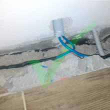 Kabel PSV z předcházející fotografie po opravě. Přes instalační krabici termostatu byly zavedeny nové přívodní vodiče a provedeny nové spojky Kabel PSV z předcházející fotografie po opravě. Přes instalační krabici termostatu byly zavedeny nové přívodní vodiče a provedeny nové spojky