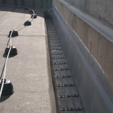 Topné kabely zamezují hromadění sněhu na střeše v místech, kde je to nežádoucí Topné kabely zamezují hromadění sněhu na střeše v místech, kde je to nežádoucí
