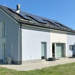 Rodinný dům je vybaven FV panely na střeše domu a garáže. Rodinný dům je vybaven FV panely na střeše domu a garáže.