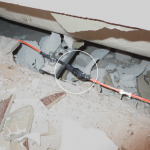 Přerušení topného kabelu bylo opraveno pomocí lámací svorkovnice, zaizolované černou elektroizolační PVC páskou. Jak dokazuje několik vrstev lepící pásky, dotyčný opravu rozhodně nechtěl podcenit… Přerušení topného kabelu bylo opraveno pomocí lámací svorkovnice, zaizolované černou elektroizolační PVC páskou. Jak dokazuje několik vrstev lepící pásky, dotyčný opravu rozhodně nechtěl podcenit…
