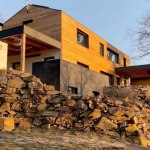 Nový rodinný dům vyrostl za osm měsíců ve svahu v Omicích u Brna. Dům je projektován a vybaven tak, aby plnil a splnil požadavky a představy investora, který je zároveň i jeho uživatelem. Přitom je třeba, aby dům zároveň zastával i roli testovacího objektu projektu Národního centra kompetence CAMEB (TAČR), jehož nositelem je Univerzitní centrum energeticky efektivních budov ČVUT (UCEEB). Řízení osvětlení a a nadřízenou koordinaci všech technologií zde zajišťuje řídicí systém Tecomat Foxtrot firmy Teco a.s. Nový rodinný dům vyrostl za osm měsíců ve svahu v Omicích u Brna. Dům je projektován a vybaven tak, aby plnil a splnil požadavky a představy investora, který je zároveň i jeho uživatelem. Přitom je třeba, aby dům zároveň zastával i roli testovacího objektu projektu Národního centra kompetence CAMEB (TAČR), jehož nositelem je Univerzitní centrum energeticky efektivních budov ČVUT (UCEEB). Řízení osvětlení a a nadřízenou koordinaci všech technologií zde zajišťuje řídicí systém Tecomat Foxtrot firmy Teco a.s.